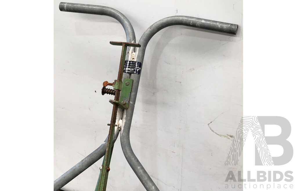 the Jewitt 34 Inch Fertilser Spreader