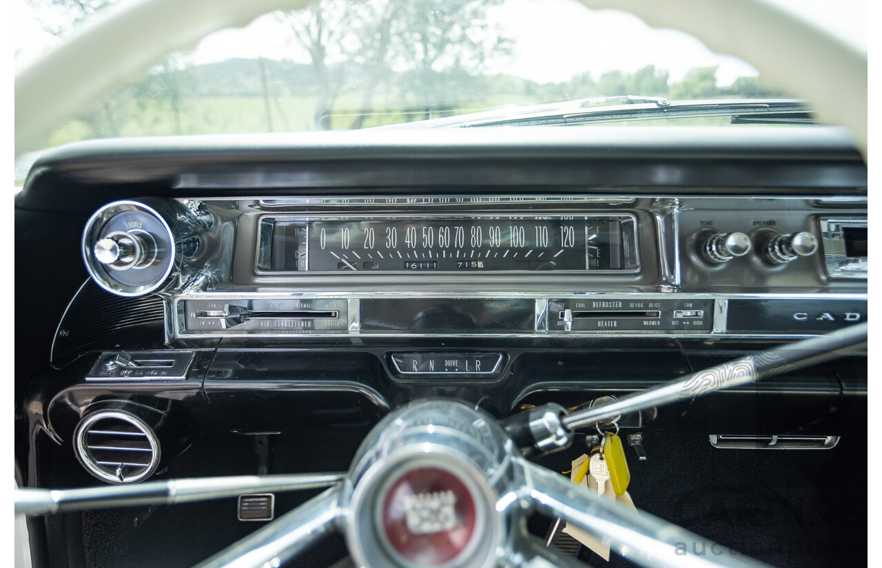 01/1961 Cadillac DeVille Short Deck 4d Sedan White V8 6.4L