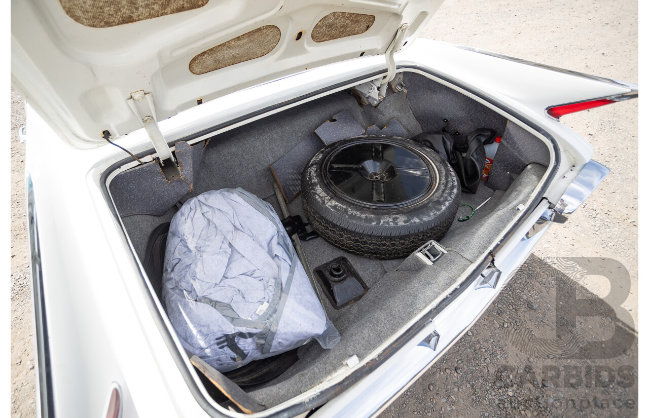 01/1961 Cadillac DeVille Short Deck 4d Sedan White V8 6.4L
