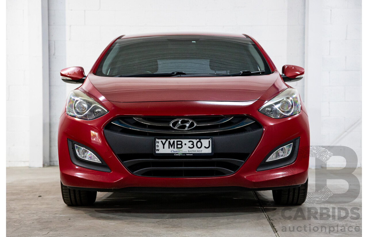 8/2014 Hyundai i30 SE GD MY14 5d Hatchback Brilliant Red Metallic 1.8L