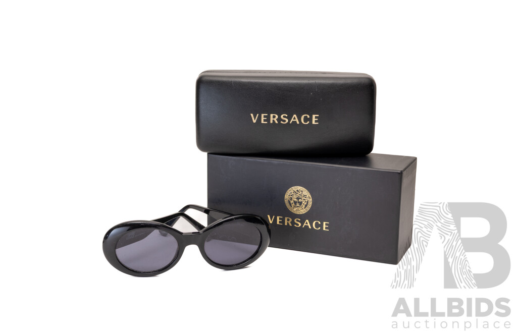 Gianni Versace Vintage Black Sunglasses, Mod.402 Col.852 with Case