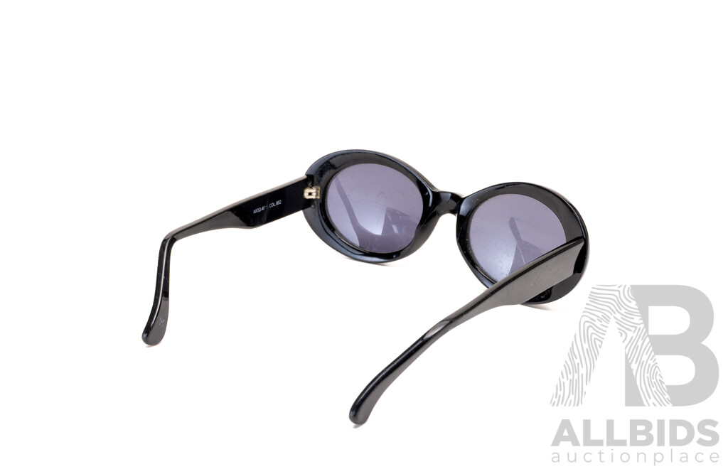 Gianni Versace Vintage Black Sunglasses, Mod.402 Col.852 with Case