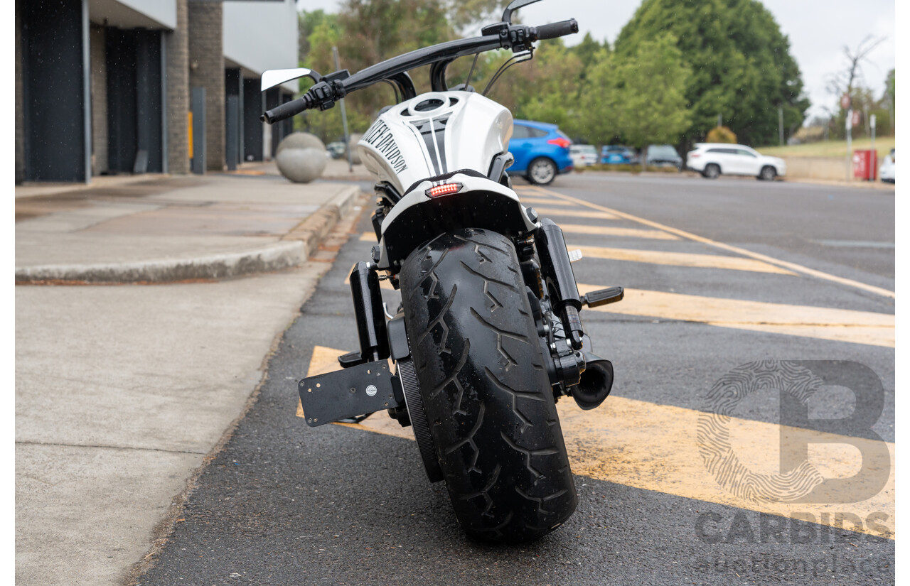 04/2014 Harley Davidson Night Rod Special 1250 ABS V-Rod VRSCDX 1250cc Motorbike White / Black - Modified