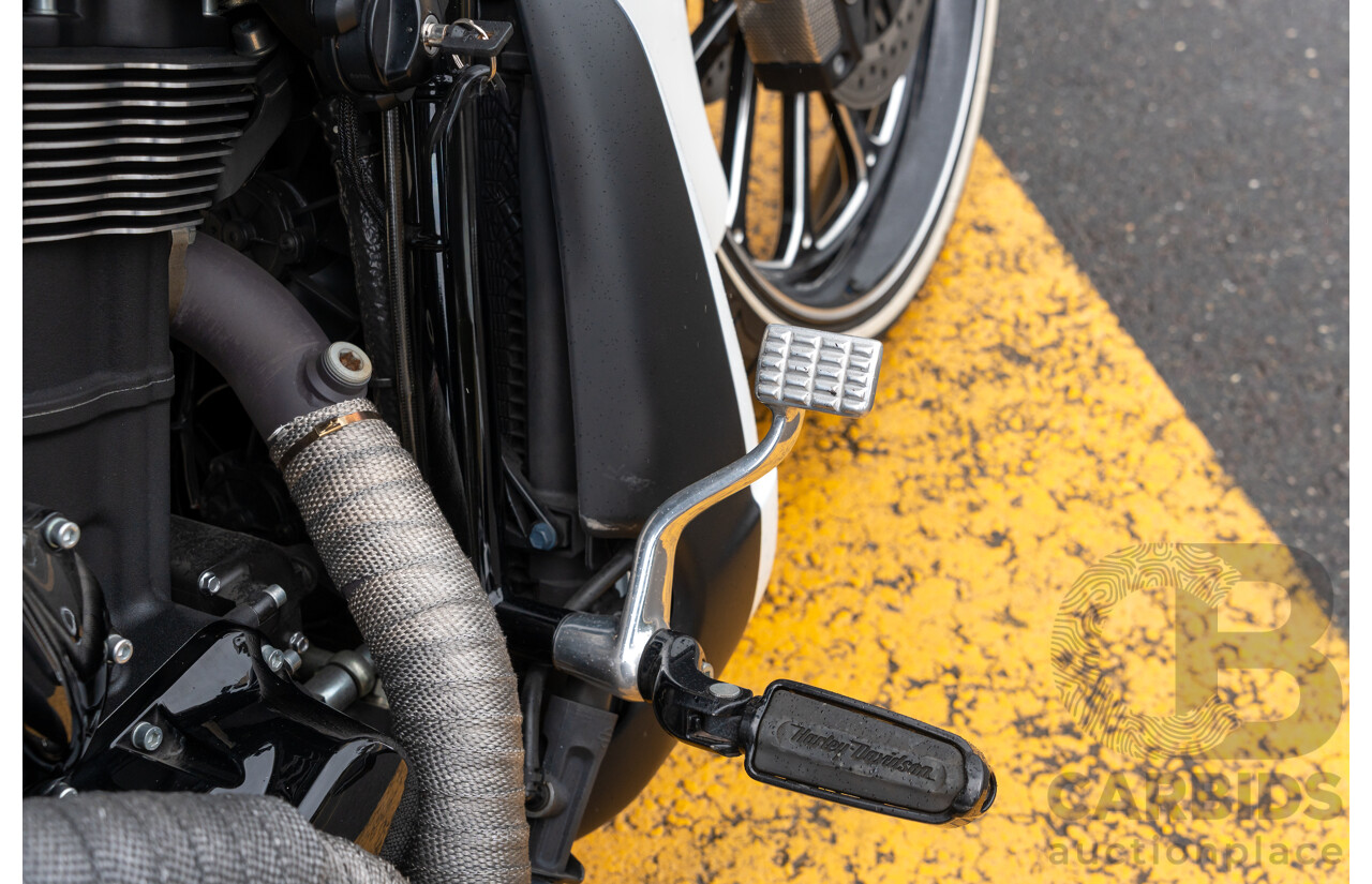 04/2014 Harley Davidson Night Rod Special 1250 ABS V-Rod VRSCDX 1250cc Motorbike White / Black - Modified