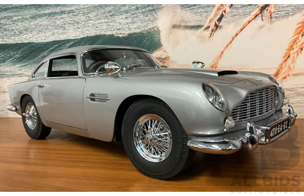 1:8 Scale Aston Martin DB5 – James Bond Edition with Working Film Gadgets