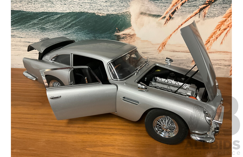 1:8 Scale Aston Martin DB5 – James Bond Edition with Working Film Gadgets