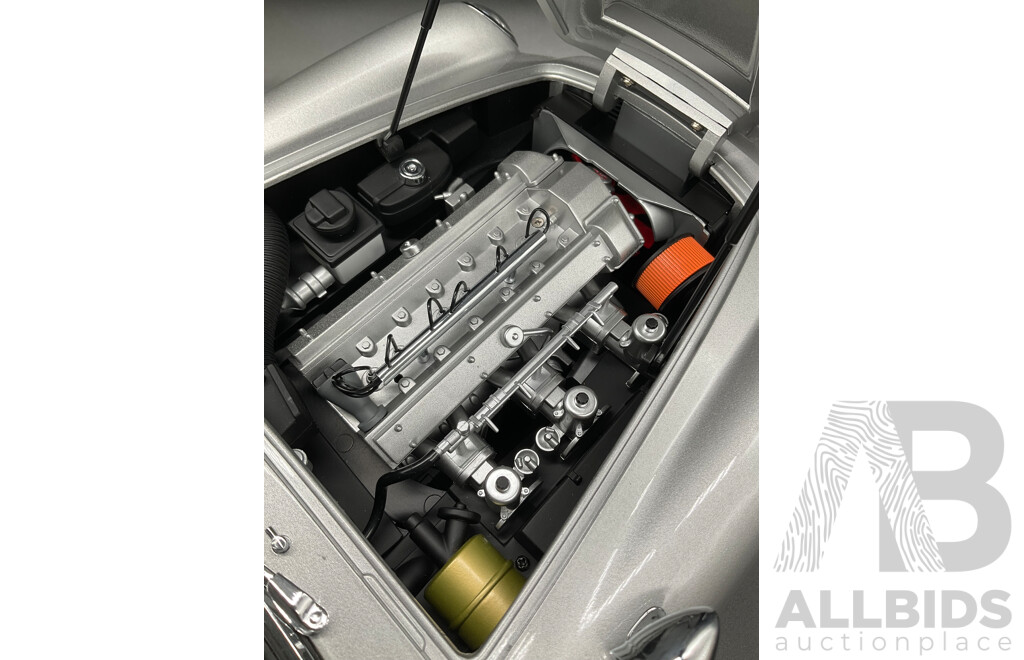 1:8 Scale Aston Martin DB5 – James Bond Edition with Working Film Gadgets