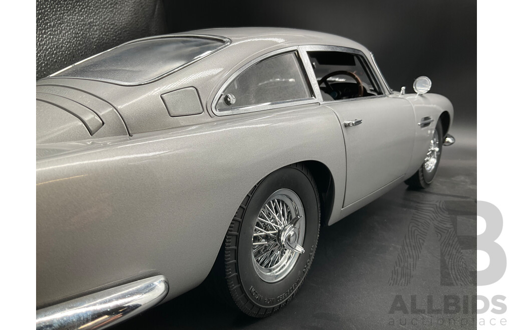 1:8 Scale Aston Martin DB5 – James Bond Edition with Working Film Gadgets