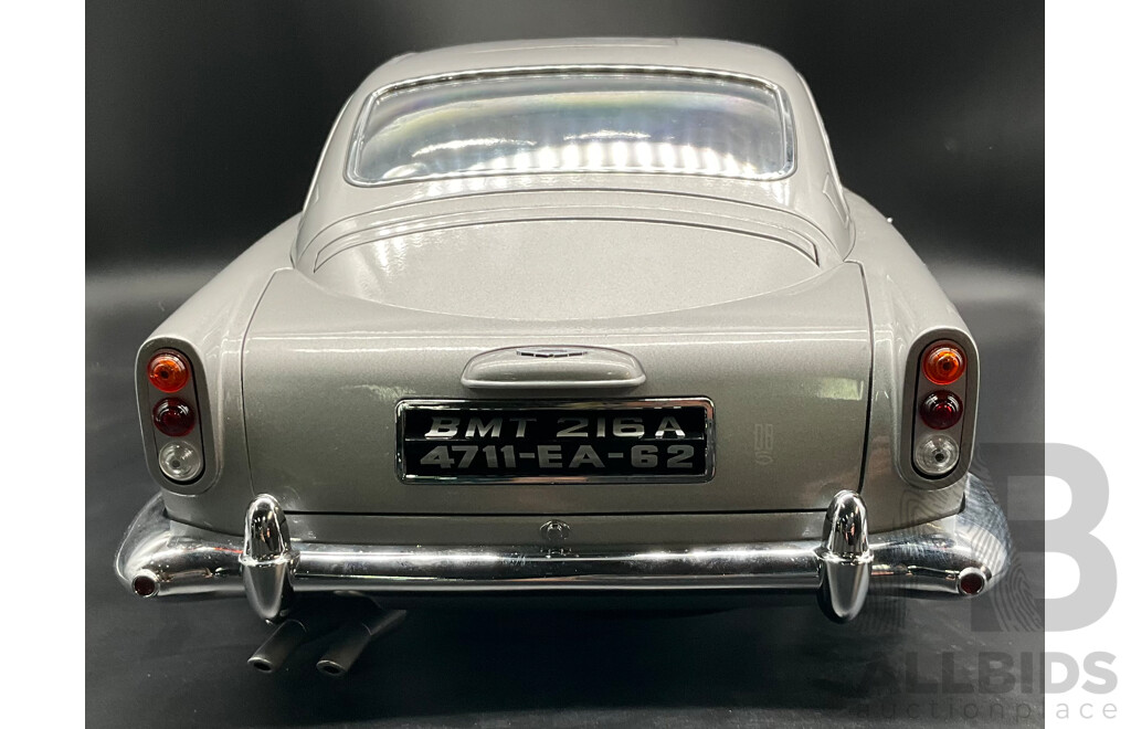 1:8 Scale Aston Martin DB5 – James Bond Edition with Working Film Gadgets
