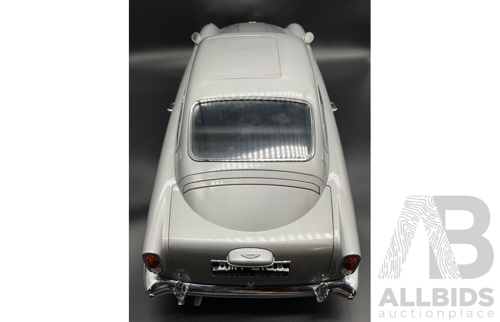 1:8 Scale Aston Martin DB5 – James Bond Edition with Working Film Gadgets