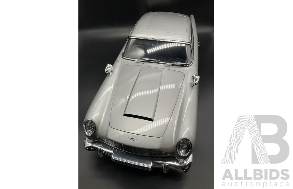 1:8 Scale Aston Martin DB5 – James Bond Edition with Working Film Gadgets
