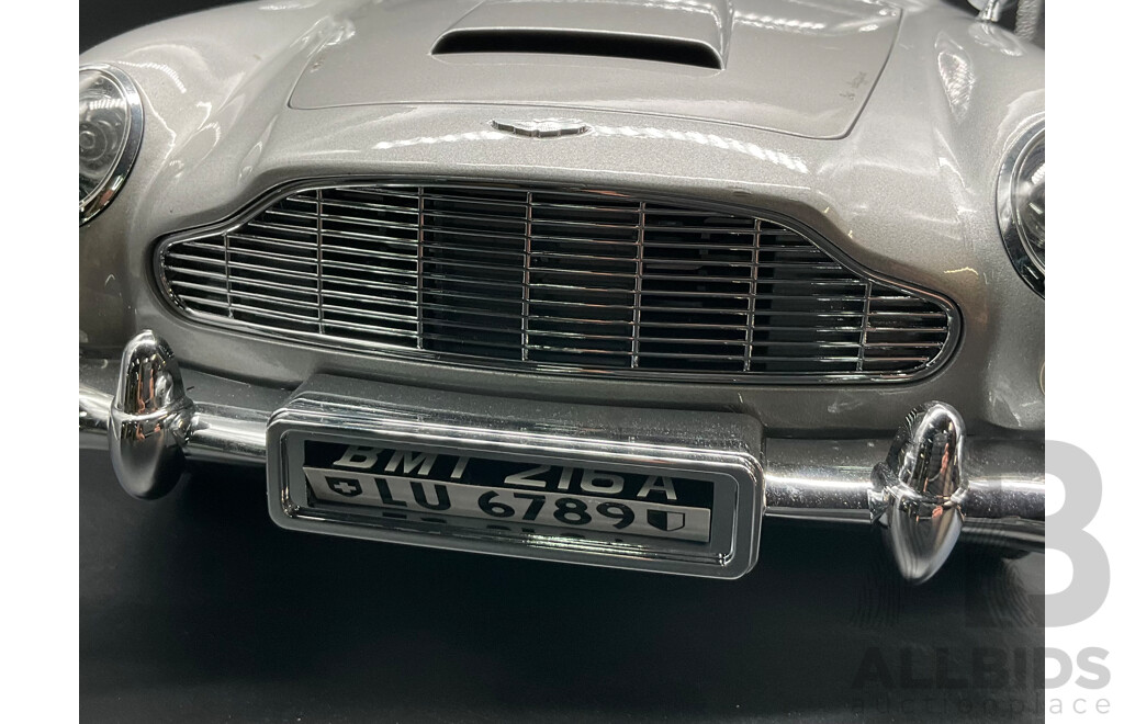 1:8 Scale Aston Martin DB5 – James Bond Edition with Working Film Gadgets