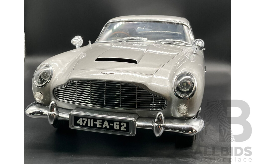 1:8 Scale Aston Martin DB5 – James Bond Edition with Working Film Gadgets