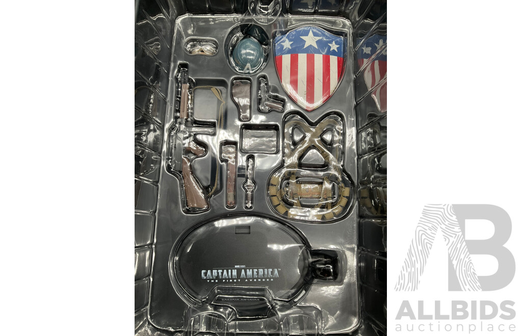 Hot Toys 1/6th Scale CAPTAIN AMERICA Rescue Uniform Version Action Figure