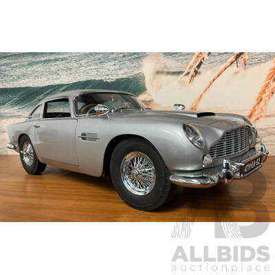 1:8 Scale Aston Martin DB5 – James Bond Edition with Working Film Gadgets