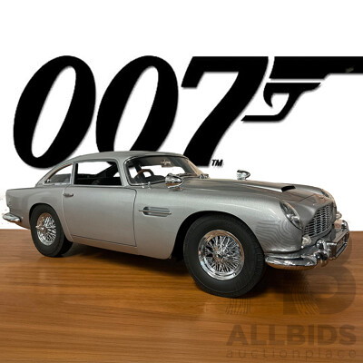 1:8 Scale Aston Martin DB5 – James Bond Edition with Working Film Gadgets