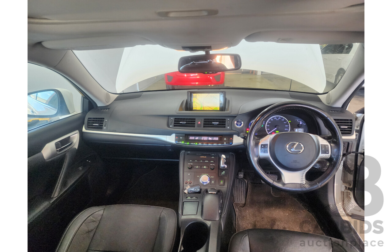 8/2011 Lexus Ct 200h. Hybrid Luxury ZWA10R 5d Hatchback White 1.8L