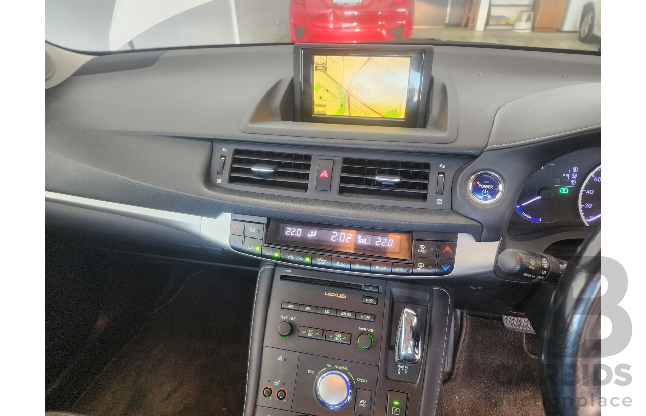 8/2011 Lexus Ct 200h. Hybrid Luxury ZWA10R 5d Hatchback White 1.8L