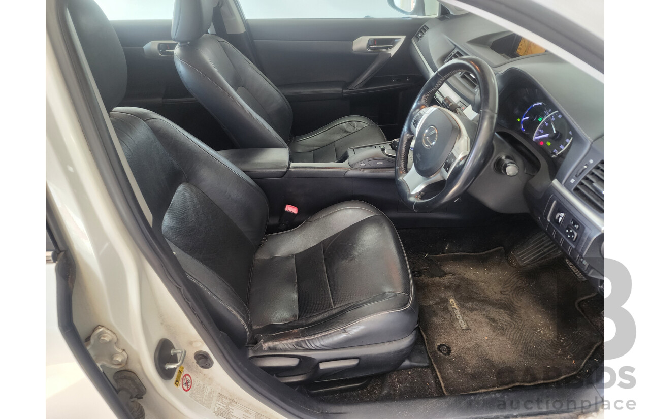 8/2011 Lexus Ct 200h. Hybrid Luxury ZWA10R 5d Hatchback White 1.8L