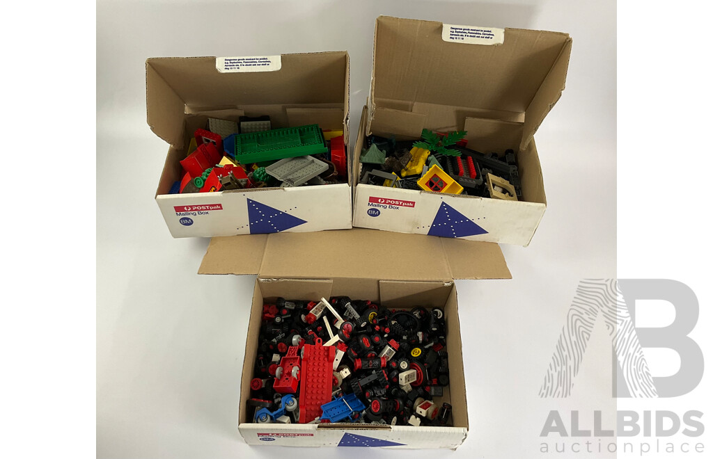Collection of Vintage Lego Pieces Including Wheels, Trees, Ships - Approximately 3.9 Kilograms