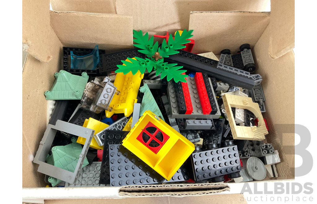 Collection of Vintage Lego Pieces Including Wheels, Trees, Ships - Approximately 3.9 Kilograms