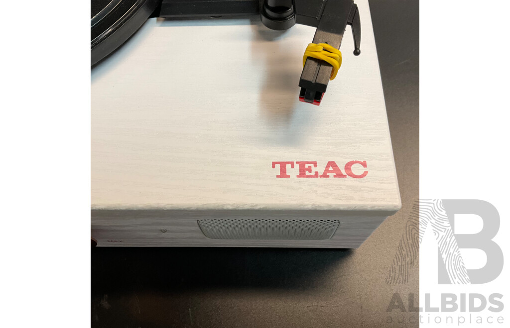 TEAC TTD107D Retro Stereo Turntable W/Bluetooth Input & the Casanovas Record