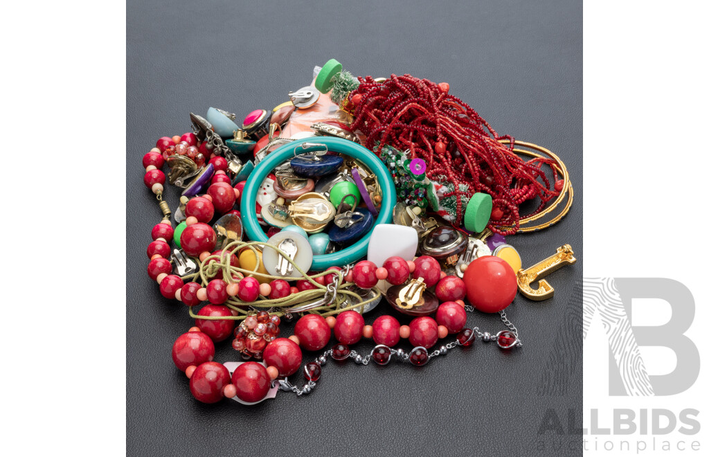 Collection of Vintage Mixed Jewellery Items Including Beaded Necklace and Clip on Earrings, 1062 Grams