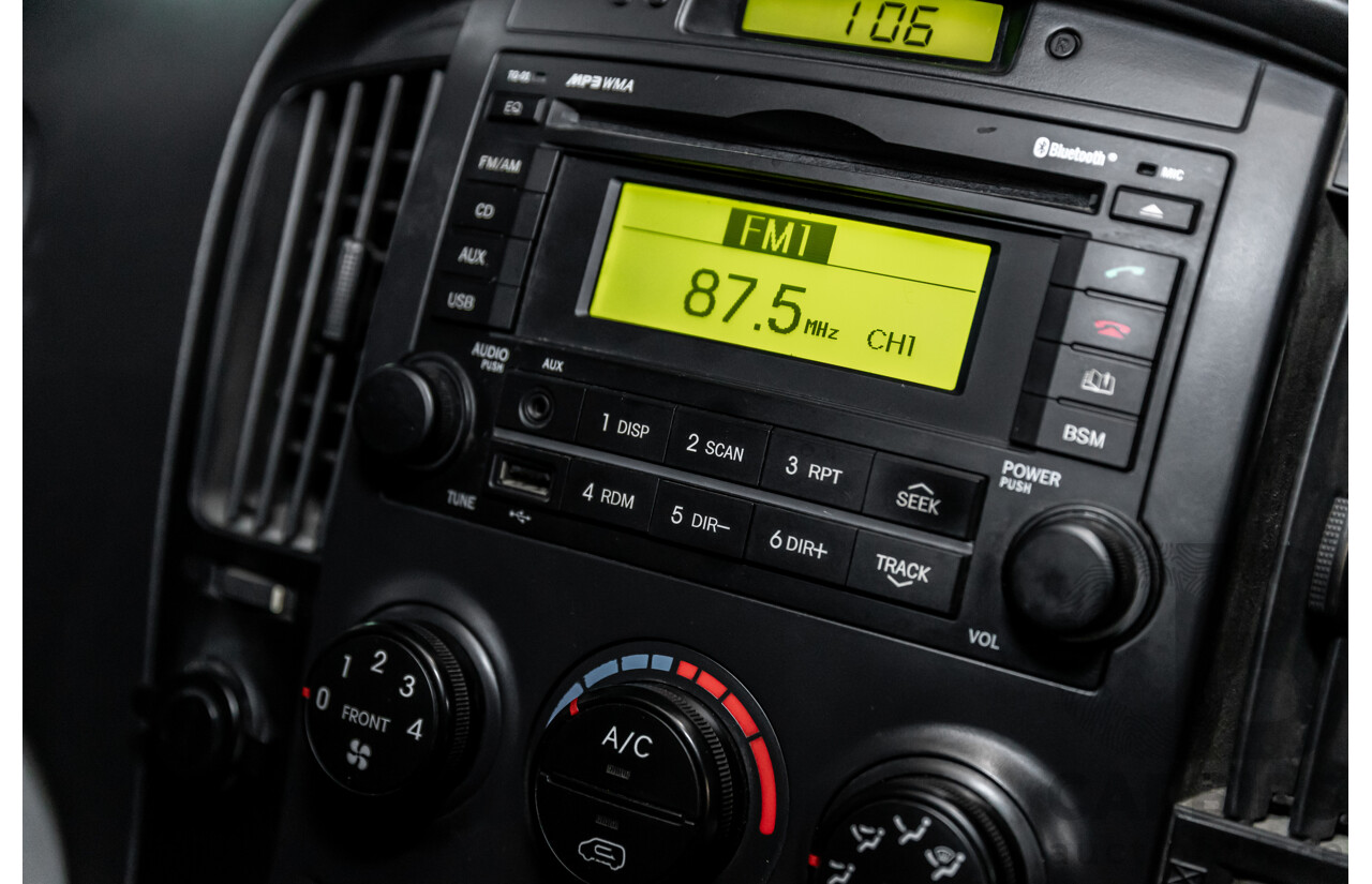 8/2011 Hyundai iLoad TQ MY11 4d Van Ceramic White Turbo Diesel 2.5L