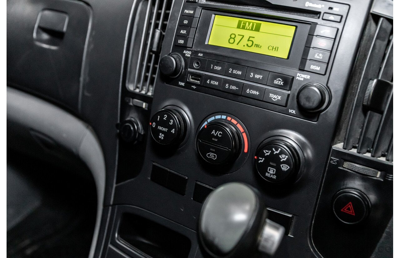 8/2011 Hyundai iLoad TQ MY11 4d Van Ceramic White Turbo Diesel 2.5L