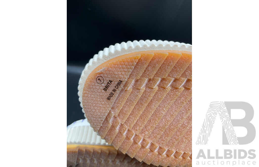 Nicole Miller Size 7 Brita Sneakers