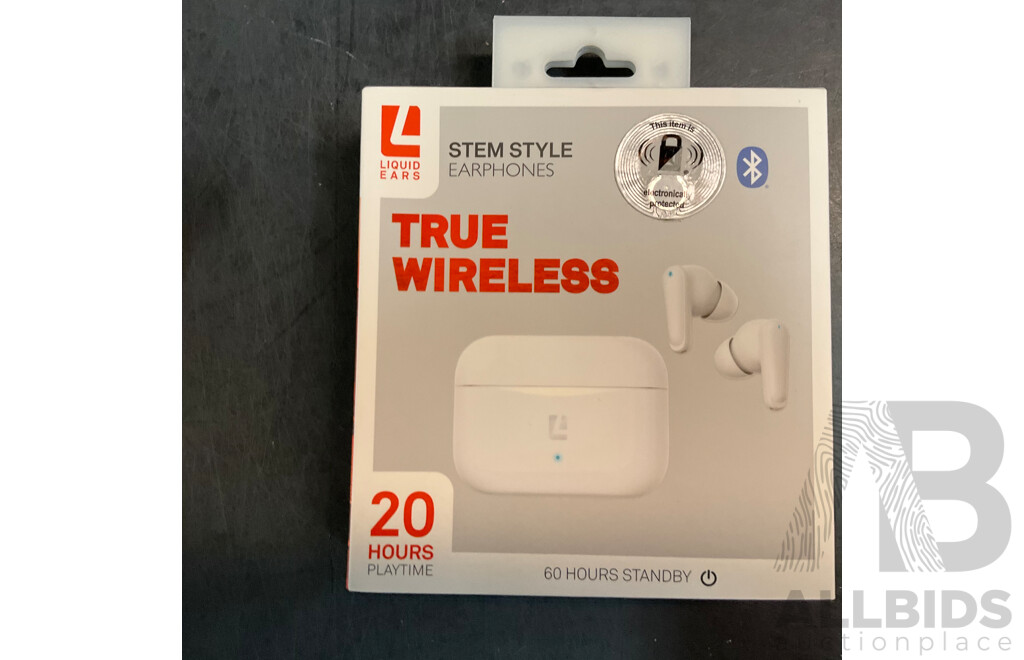 Bluey Cloud Bag Doctor's Set & Seed Size 4 Kids T-shirt & Liquid Ears Wireless Earphones