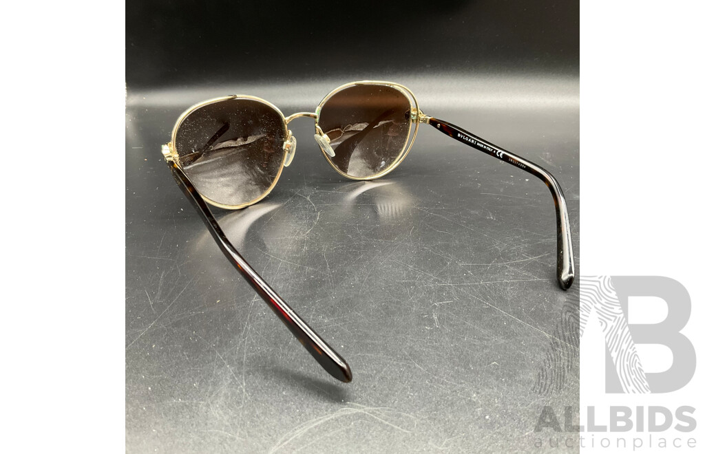 2 Pairs of Women's Sunglassess