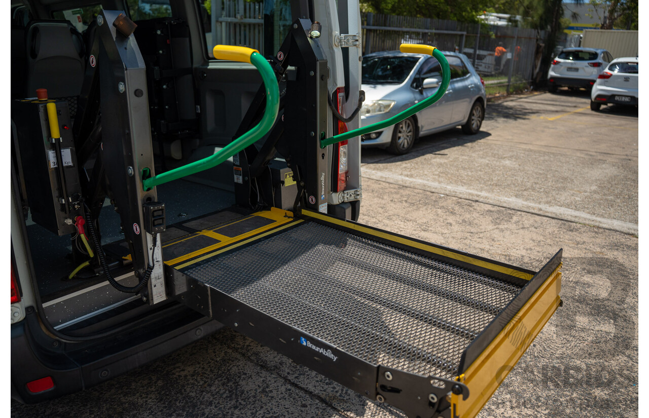 05/2016 Renault Master LWB MID (FWD) X62 Bus Glacier White Turbo Diesel 2.3L - Custom Wheelchair Lift