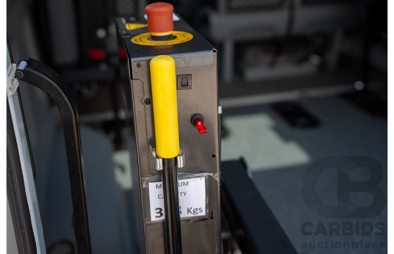 05/2016 Renault Master LWB MID (FWD) X62 Bus Glacier White Turbo Diesel 2.3L - Custom Wheelchair Lift