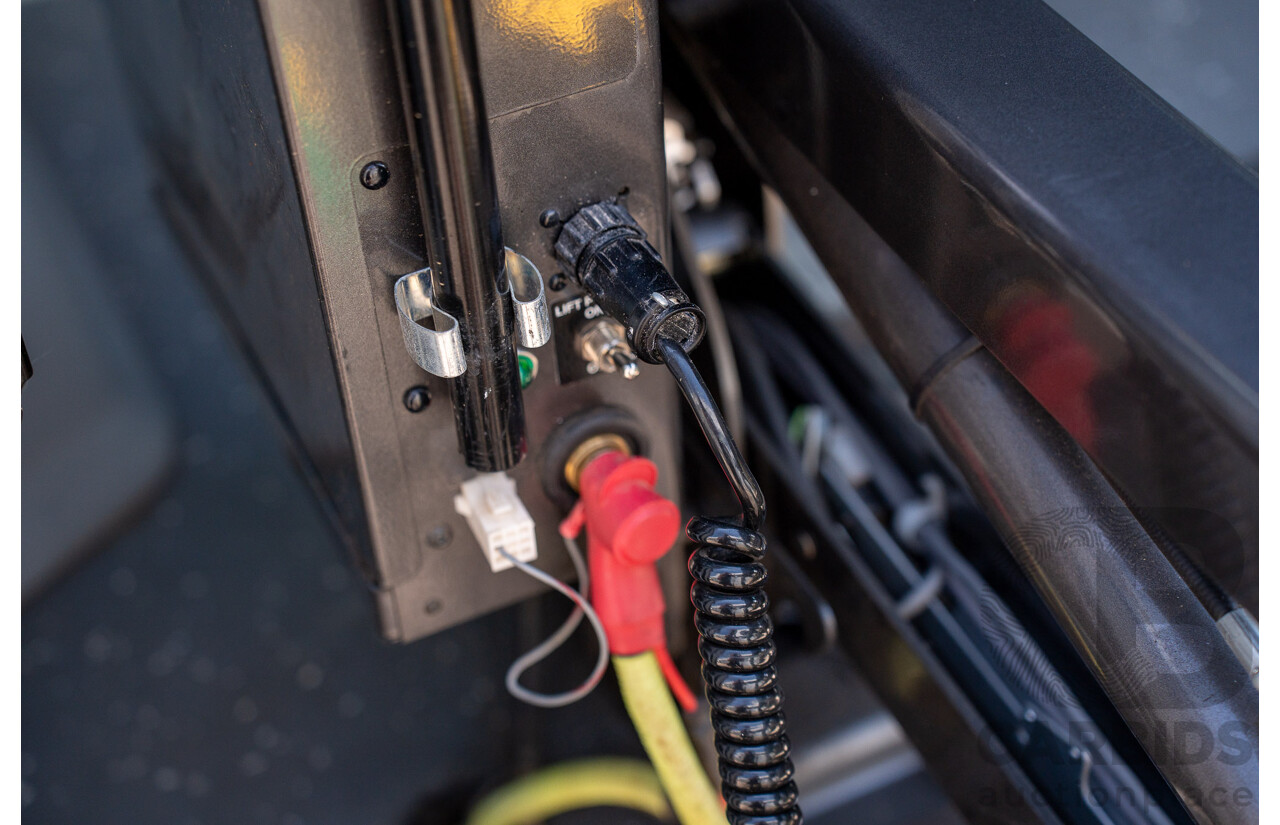 05/2016 Renault Master LWB MID (FWD) X62 Bus Glacier White Turbo Diesel 2.3L - Custom Wheelchair Lift