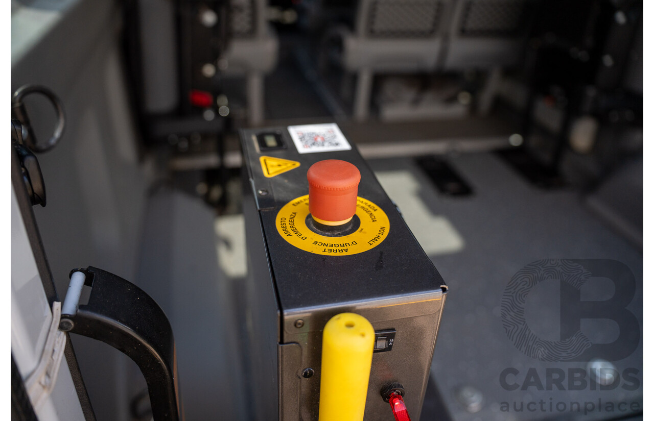 05/2016 Renault Master LWB MID (FWD) X62 Bus Glacier White Turbo Diesel 2.3L - Custom Wheelchair Lift