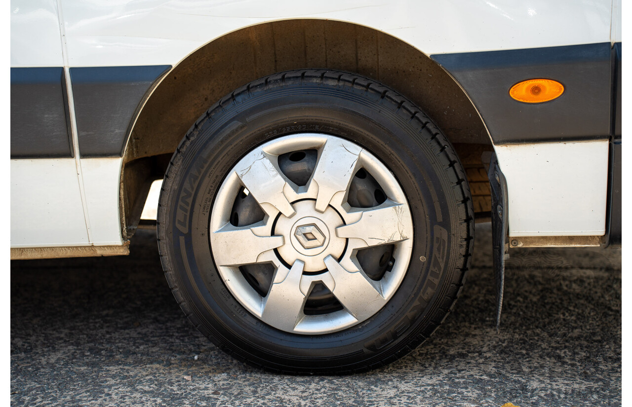 05/2016 Renault Master LWB MID (FWD) X62 Bus Glacier White Turbo Diesel 2.3L - Custom Wheelchair Lift