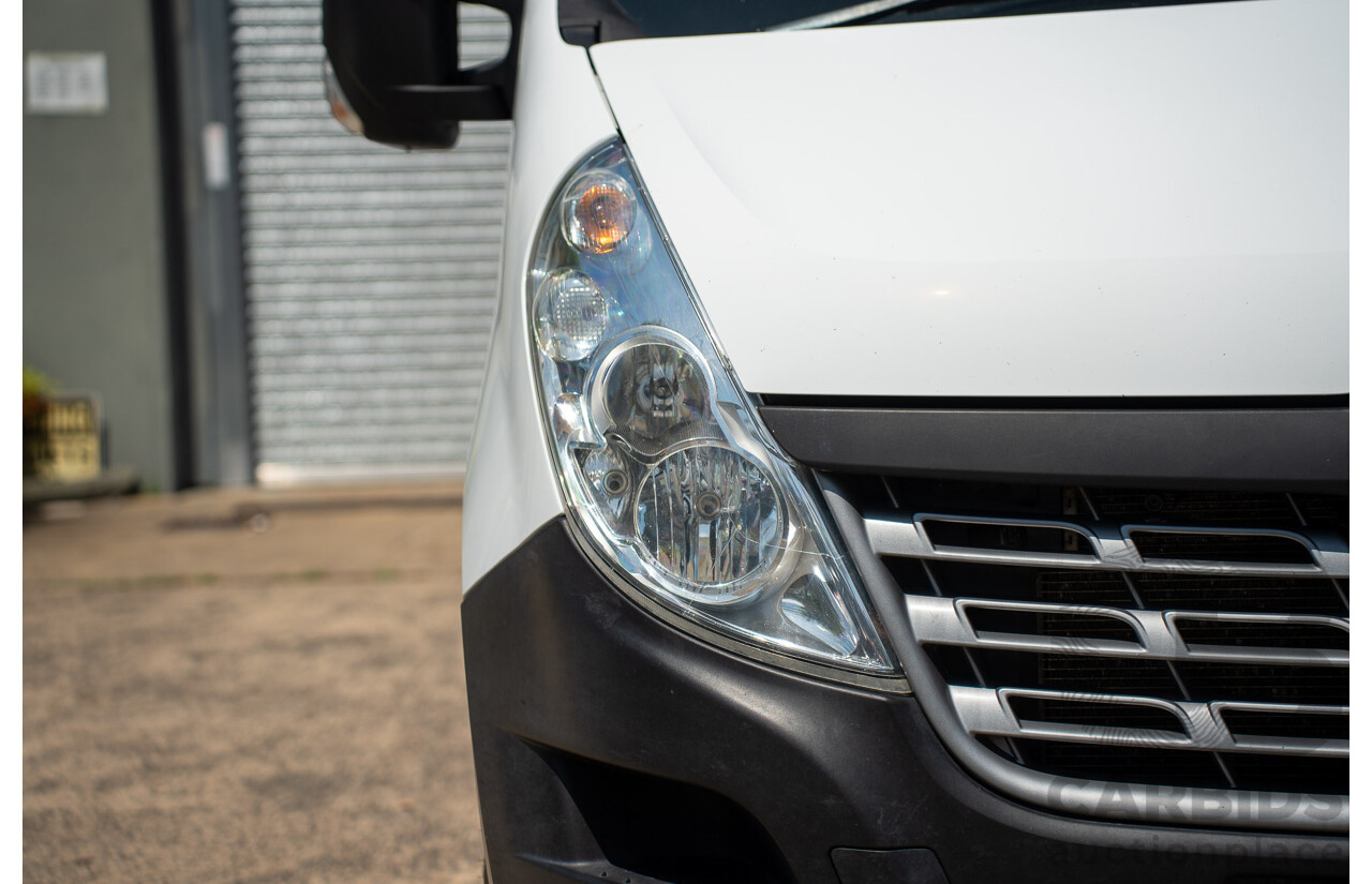 05/2016 Renault Master LWB MID (FWD) X62 Bus Glacier White Turbo Diesel 2.3L - Custom Wheelchair Lift