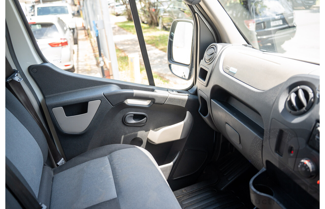 05/2016 Renault Master LWB MID (FWD) X62 Bus Glacier White Turbo Diesel 2.3L - Custom Wheelchair Lift