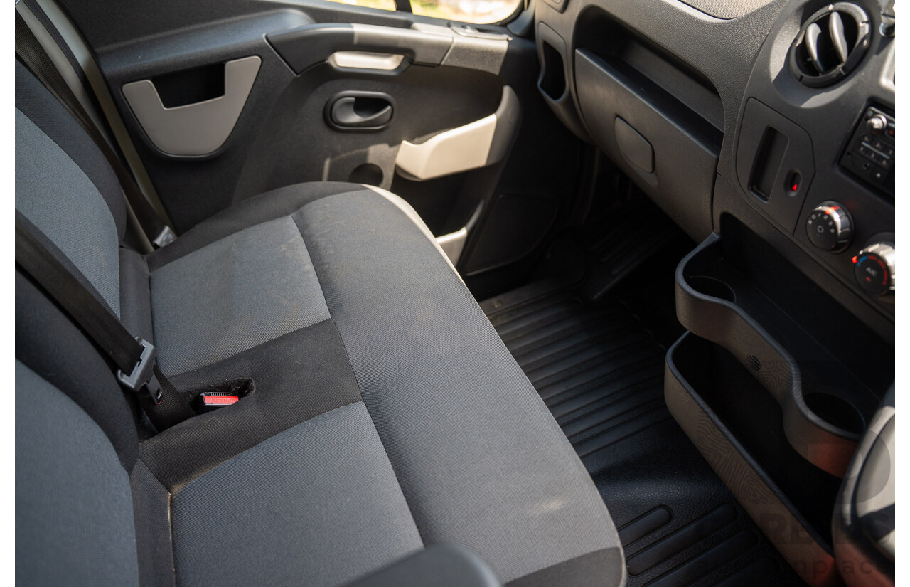 05/2016 Renault Master LWB MID (FWD) X62 Bus Glacier White Turbo Diesel 2.3L - Custom Wheelchair Lift