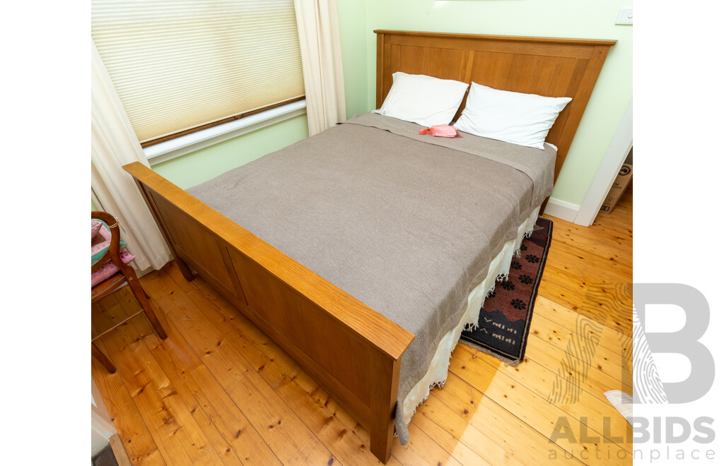 Contemporary Freedom Stratford Queen Bed with Mattress