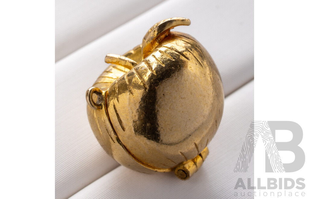 9ct Vintage 'Adam & Eve' Apple Charm, 12.8mm, 5.62 Grams