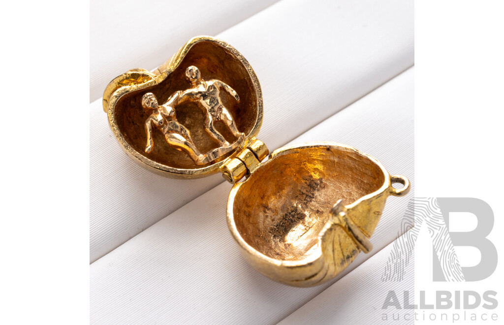9ct Vintage 'Adam & Eve' Apple Charm, 12.8mm, 5.62 Grams