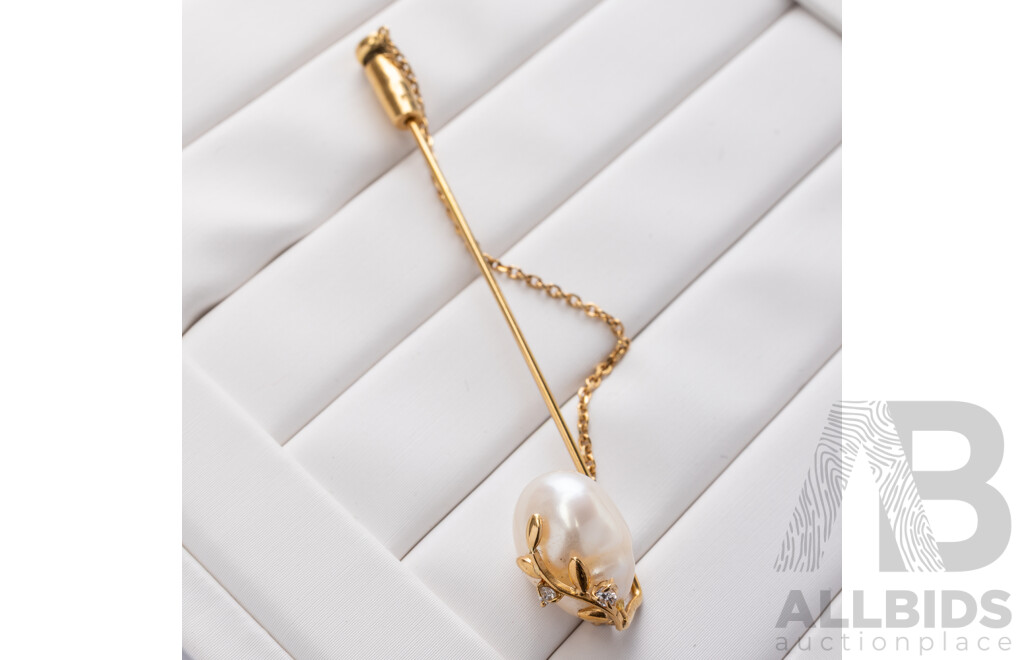 18ct South Sea Pearl & Diamond Stick Pin Brooch, with 18ct Safety Chain & Cap, 2.92 Grams