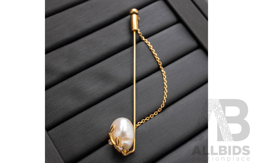 18ct South Sea Pearl & Diamond Stick Pin Brooch, with 18ct Safety Chain & Cap, 2.92 Grams