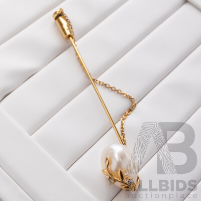 18ct South Sea Pearl & Diamond Stick Pin Brooch, with 18ct Safety Chain & Cap, 2.92 Grams