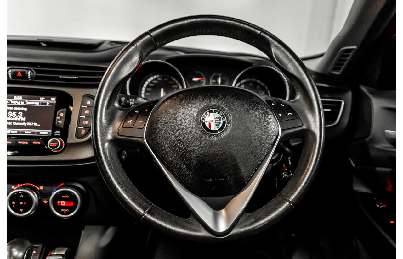 4/2015 Alfa Romeo Giulietta Distinctive MY15 5d Hatchback Alfa Red Turbo 1.4L