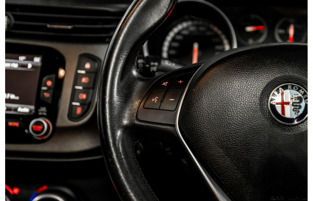 4/2015 Alfa Romeo Giulietta Distinctive MY15 5d Hatchback Alfa Red Turbo 1.4L