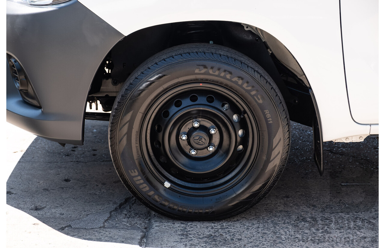 11/2023 Toyota Hilux Workmate (4x2) TGN121R C/Chas Glacier White 2.7L