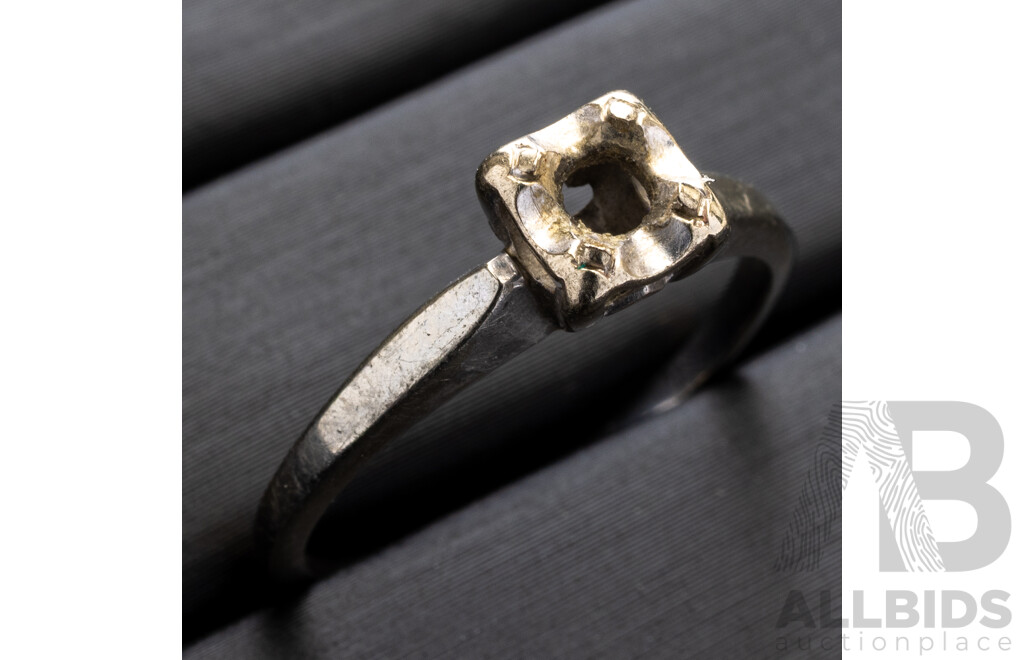 18ct White Gold Vintage Ring Mount, Missing Gemstone, Size N, 2.41 Grams